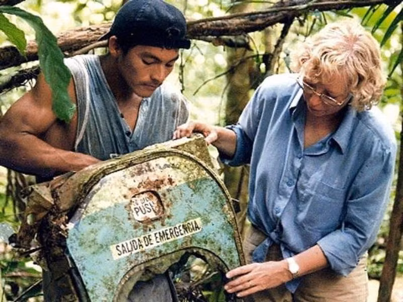 Trở lại địa điểm máy bay rơi nhiều năm sau, Juliane tìm thấy cửa của chiếc máy bay xấu số. 