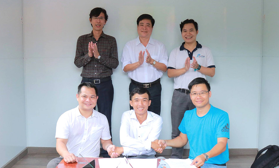 Nguyễn Minh Hoàng (giữa) ký kết hợp đồng đầu tư với 2 doanh nghiệp.