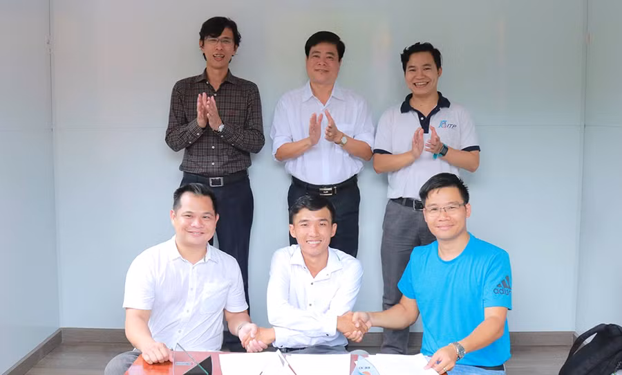 Nguyễn Minh Hoàng (giữa) ký kết hợp đồng đầu tư với 2 doanh nghiệp.