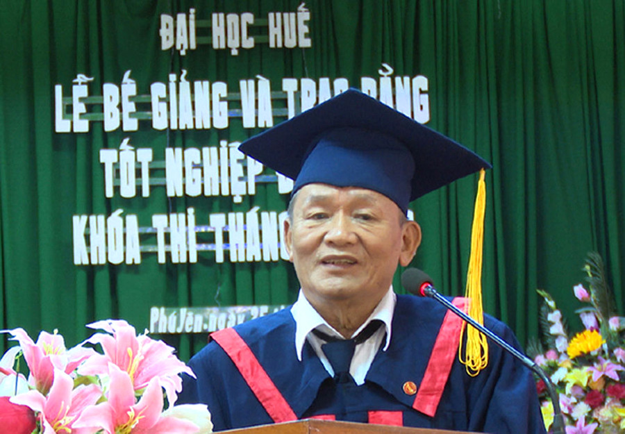 Ông Mai trong lễ nhận bằng tốt nghiệp cử nhân Luật