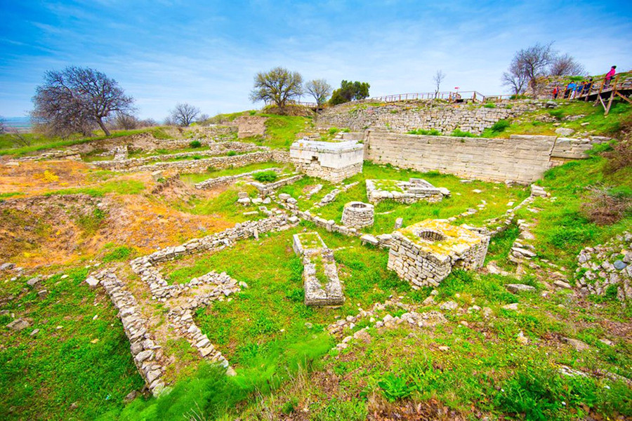 Thành Troia ngày xưa (ảnh trên) và tàn tích thành Troia ngày nay tại Anatolia, Thổ Nhĩ Kỳ (ảnh dưới)