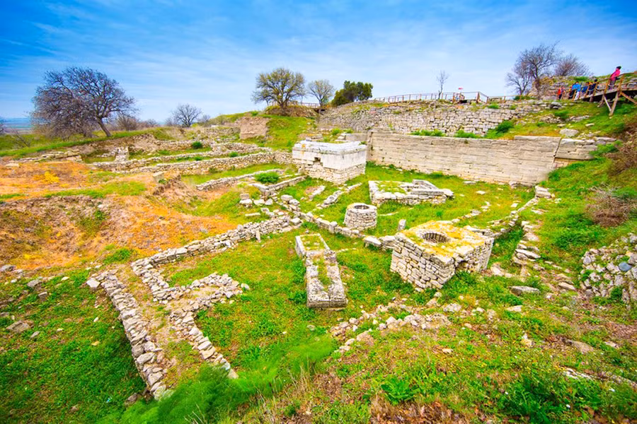 Thành Troia ngày xưa (ảnh trên) và tàn tích thành Troia ngày nay tại Anatolia, Thổ Nhĩ Kỳ (ảnh dưới)