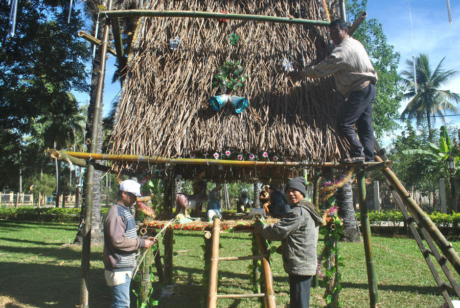Những bệnh nhân phong đang trang trí một công trình