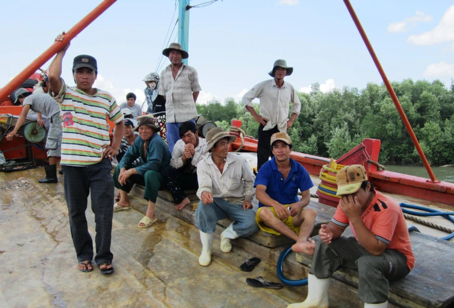 Các ngư dân trên loại ghe săn cá mập