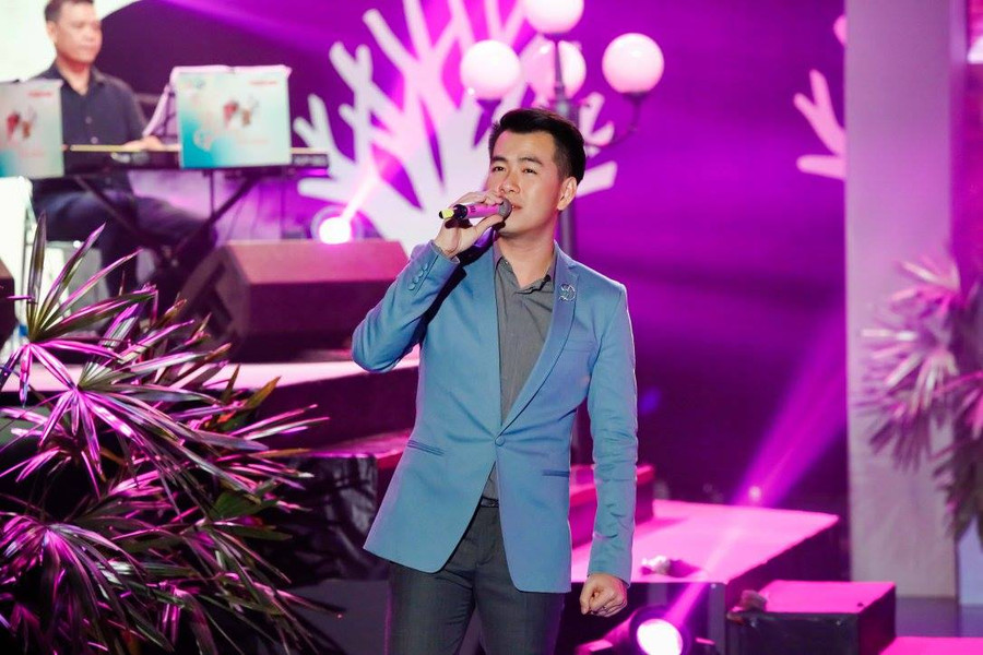 Hồ Trung Dũng biểu diễn trên sân khấu Hồ Trung Dũng biểu diễn trên sân khấu