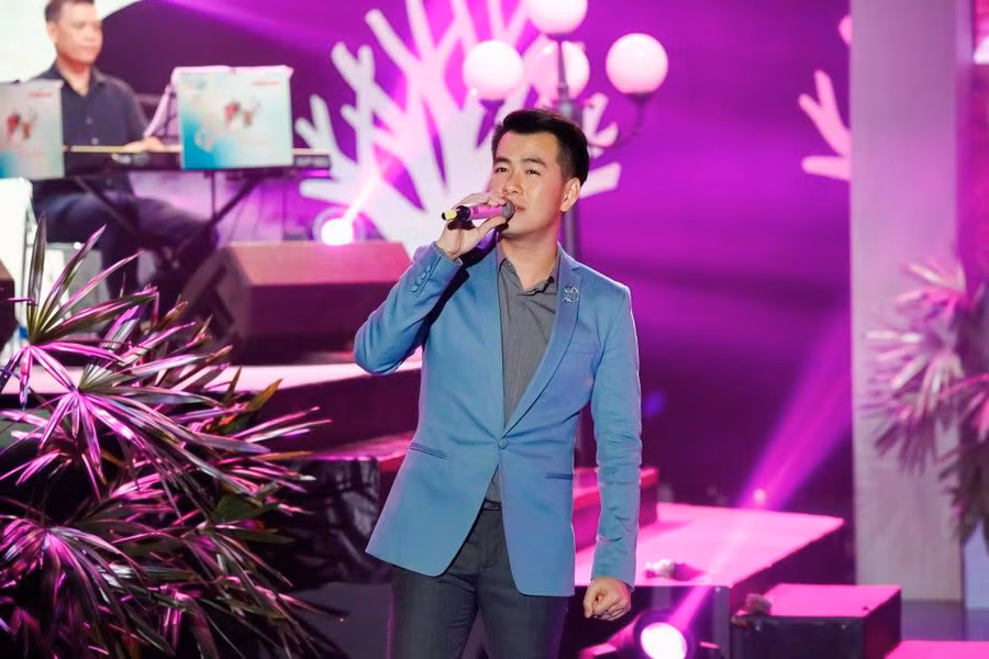 Hồ Trung Dũng biểu diễn trên sân khấu