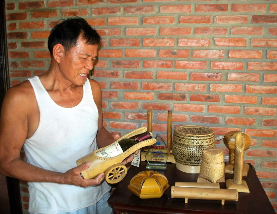 Ông Mười bên các vật trang trí bằng tre