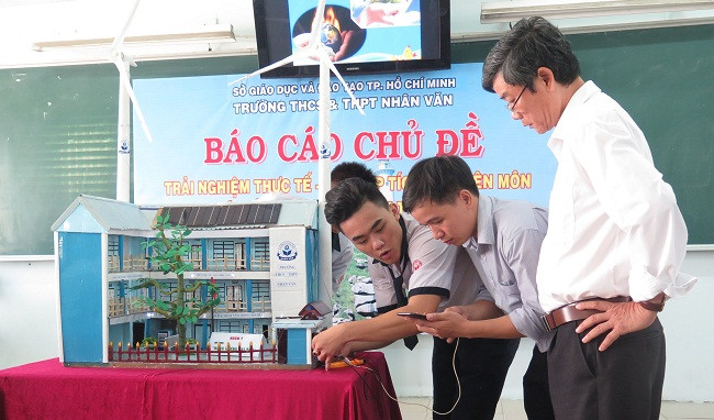 Học sinh giới thiệu mô hình về hệ thống điện gió ngay chính tại trường mình