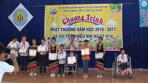 Học sinh mồ côi, khuyết tật nhận thưởng kết thúc năm học 2016- 2017 tại Trung tâm Bảo trợ và công tác xã hội tỉnh Kon Tum