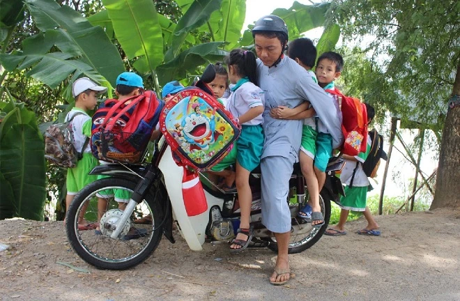 Đón nhiều trẻ đến trường