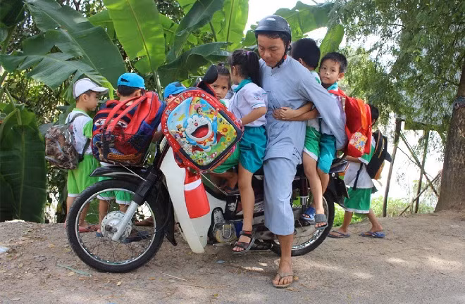 Đón nhiều trẻ đến trường