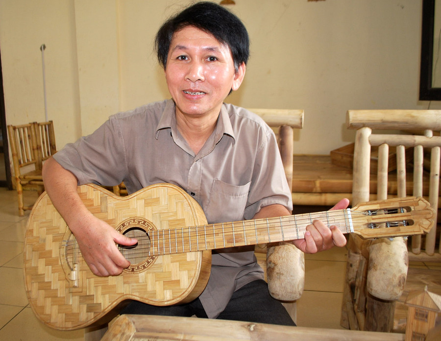 Du khách chơi “guitar tre”