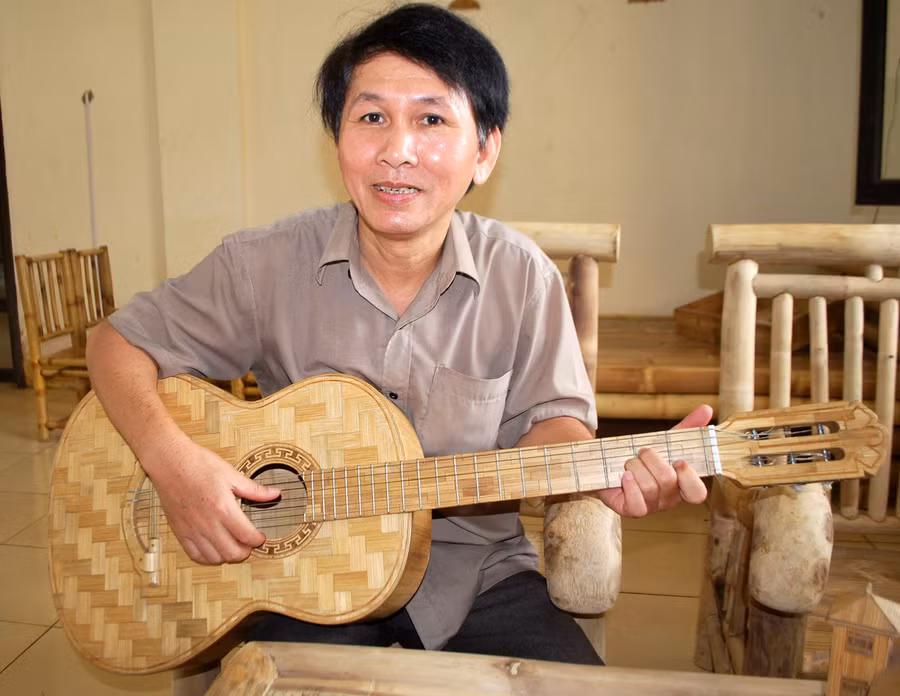 Du khách chơi “guitar tre” Du khách chơi “guitar tre”