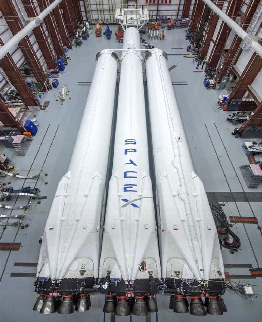 Tỉ phú Elon Musk đưa lên Twitter những bức ảnh rocket Falcon Heavy đang lắp ráp Tỉ phú Elon Musk đưa lên Twitter những bức ảnh rocket Falcon Heavy đang lắp ráp