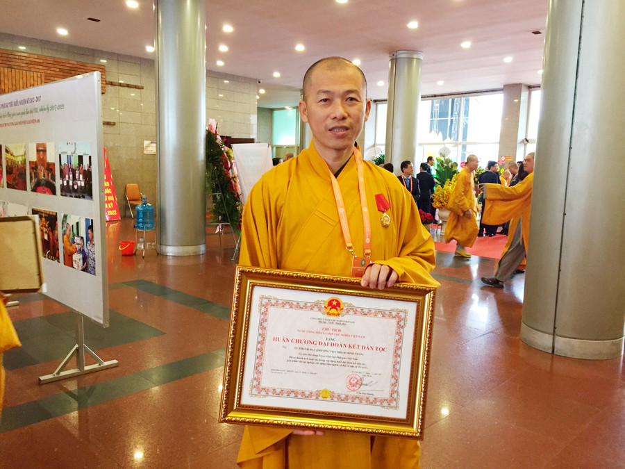 Thượng tọa Tiến sĩ Thích Minh Nhẫn nhận Huân chương Đại đoàn kết toàn dân tộc do Chủ tịch nước trao tặng