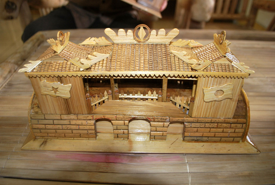 Chùa Cầu bằng tre