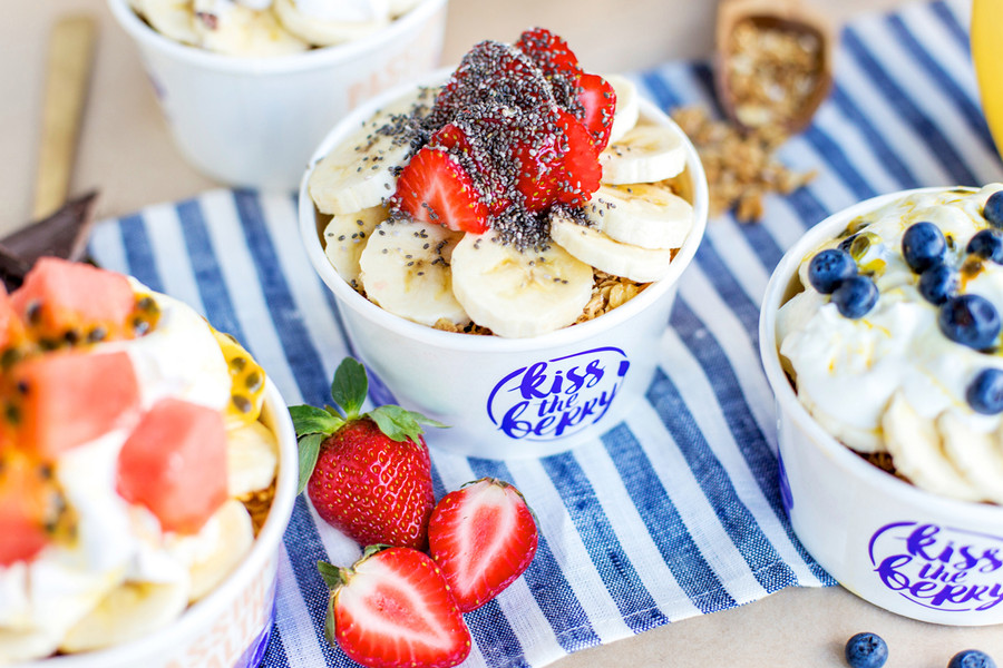 Những sản phẩm Acai bowl được trang trí cực kỳ bắt mắt và hấp dẫn của Sarah Miller Những sản phẩm Acai bowl được trang trí cực kỳ bắt mắt và hấp dẫn của Sarah Miller