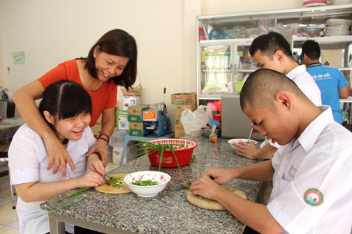 Hướng dẫn học sinh trong giờ thực hành chế biến thực phẩm