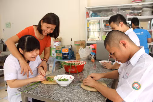 Hướng dẫn học sinh trong giờ thực hành chế biến thực phẩm