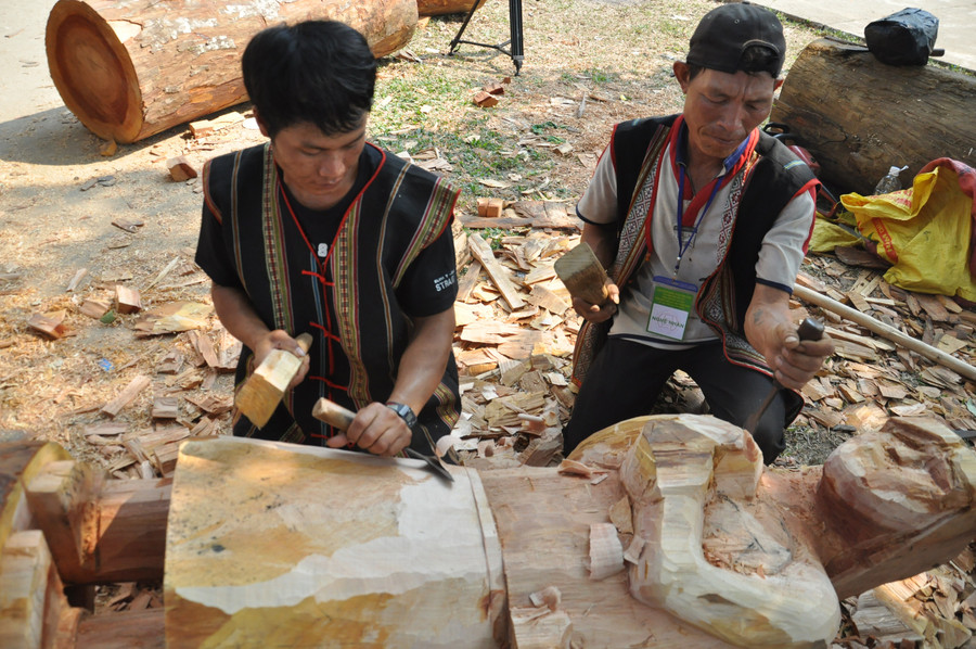 Tài hoa, nghệ sĩ trong tác tượng