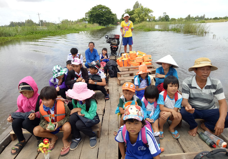 HS ở Cù lao Bảy Trúc, thuộc xã Phú Hữu, huyện An Phú, An Giang đến trường bằng đò HS ở Cù lao Bảy Trúc, thuộc xã Phú Hữu, huyện An Phú, An Giang đến trường bằng đò