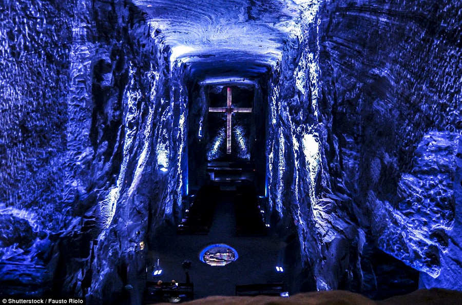 Cây thánh giá đặt trước lối vào nhà thờ Cây thánh giá đặt trước lối vào nhà thờ