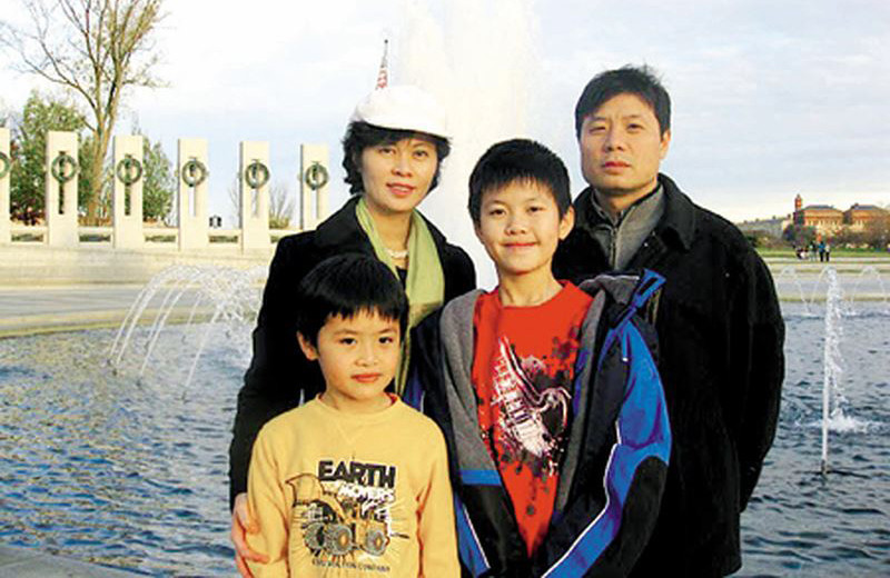 GS Vũ Hà Văn cùng vợ và hai con GS Vũ Hà Văn cùng vợ và hai con