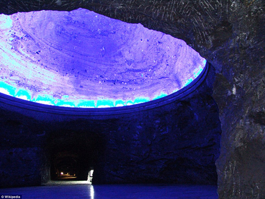 Nhà thờ có trần cao, được chiếu sáng với đèn xanh tím Nhà thờ có trần cao, được chiếu sáng với đèn xanh tím