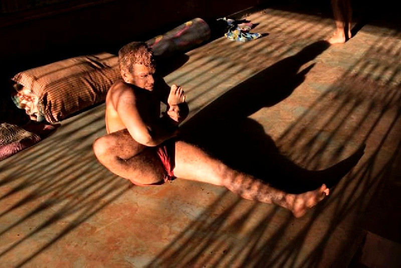 Môn vật bùn Pehlwani ra đời từ thời đại hoàng đế Mughal (thế kỷ 17), nó là sự kết hợp của hình thức vật malla-yuddha (ra đời cách đây 2600 năm ở Ấn Độ) cùng với sức ảnh hưởng từ vật võ varzesh-e bastanil của người Ba Tư Môn vật bùn Pehlwani ra đời từ thời đại hoàng đế Mughal (thế kỷ 17), nó là sự kết hợp của hình thức vật malla-yuddha (ra đời cách đây 2600 năm ở Ấn Độ) cùng với sức ảnh hưởng từ vật võ varzesh-e bastanil của người Ba Tư