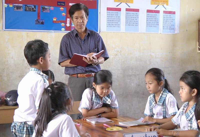 Thầy Phụ trong một buổi kiểm tra học tập của học sinh