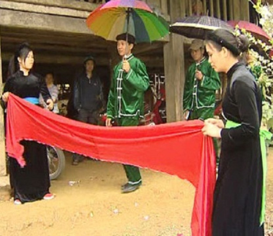 Quan lang và đoàn nhà trai rước dâu về nhà Quan lang và đoàn nhà trai rước dâu về nhà