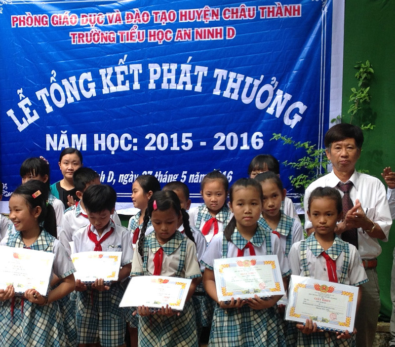 Thầy Đào Phụ trao giải thưởng cho học sinh Thầy Đào Phụ trao giải thưởng cho học sinh