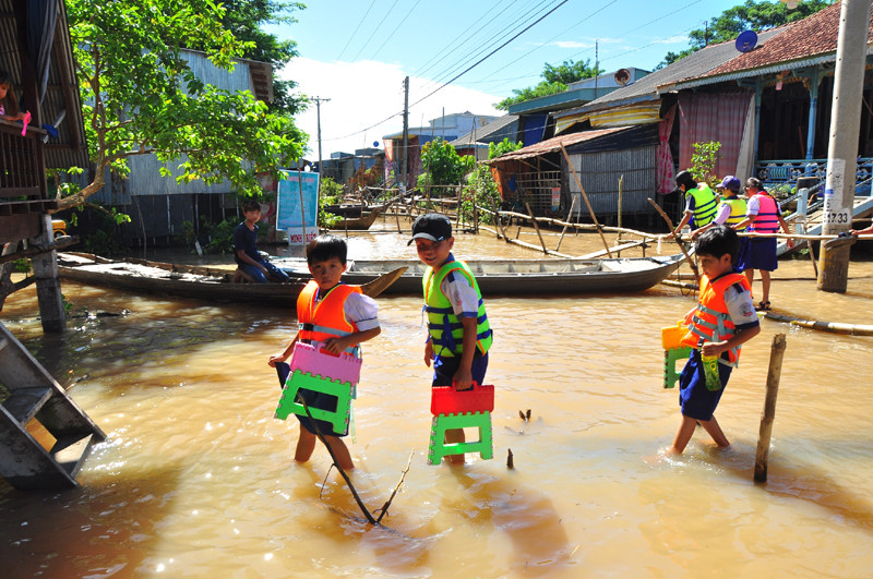 Nhiều em HS phải lội nước đến trường học