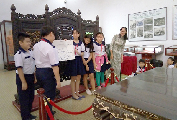 Các em học sinh lớp 4/5 Trường TH Nguyễn Bỉnh Khiêm đang học tại Bảo tàng Lịch sử TPHCM Các em học sinh lớp 4/5 Trường TH Nguyễn Bỉnh Khiêm đang học tại Bảo tàng Lịch sử TPHCM