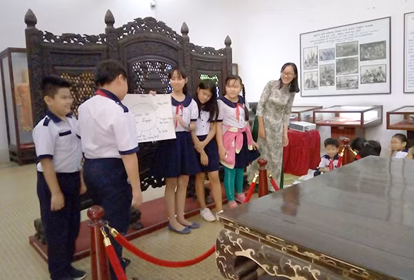 Các em học sinh lớp 4/5 Trường TH Nguyễn Bỉnh Khiêm đang học tại Bảo tàng Lịch sử TPHCM