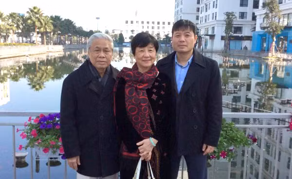 GS Vũ Hà Văn và bố mẹ