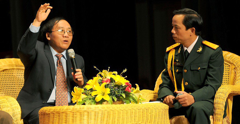 Phan Tùng Sơn (phải) trò chuyện với nhà thơ Trần Đăng Khoa trong chương trình giao lưu nghệ thuật “Nhà báo chiến sĩ” trực tiếp trên HTV9 Phan Tùng Sơn (phải) trò chuyện với nhà thơ Trần Đăng Khoa trong chương trình giao lưu nghệ thuật “Nhà báo chiến sĩ” trực tiếp trên HTV9