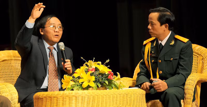 Phan Tùng Sơn (phải) trò chuyện với nhà thơ Trần Đăng Khoa trong chương trình giao lưu nghệ thuật “Nhà báo chiến sĩ” trực tiếp trên HTV9