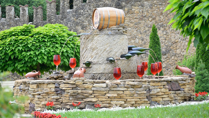 Một suối rượu vang bên ngoài nhà máy rượu Milestii Mici Một suối rượu vang bên ngoài nhà máy rượu Milestii Mici