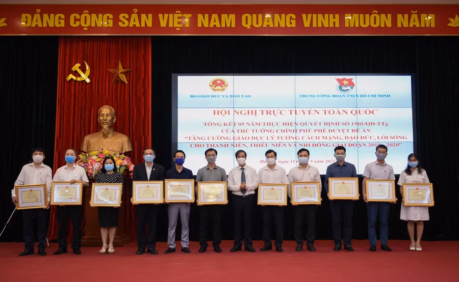 Bộ trưởng Bộ GD&ĐT Nguyễn Kim Sơn trao thưởng cho các tập thể, cá nhân xuất sắc.