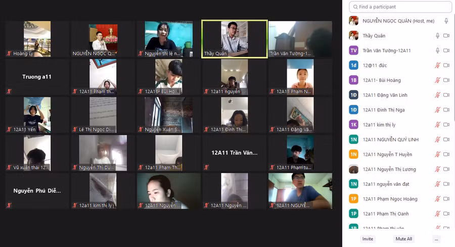 Học sinh lớp 12 Trường THPT Hợp Thanh nghiêm túc học ôn thi trực tuyến.