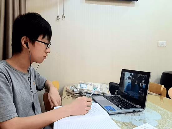 Học sinh lớp 9 và 12 học trực tuyến đến hết ngày 28/5.