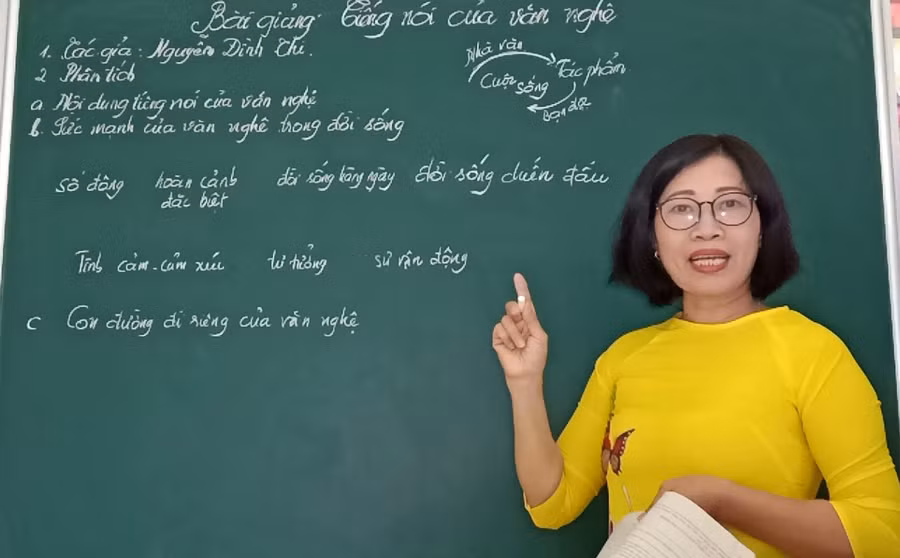 Giáo viên dạy trực tuyến ôn tập môn Ngữ văn lớp 9