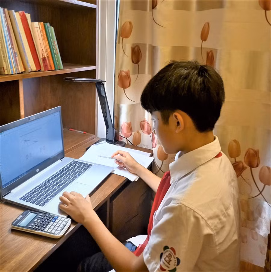 Học sinh nghiêm túc làm bài kiểm tra.