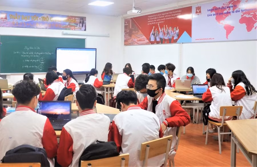 Học sinh Trường THPT Hoàng Long ôn luyện khi chưa dừng đến trường.