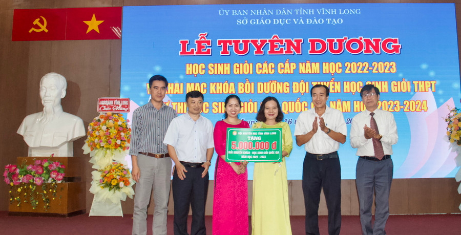 Khen thưởng cho giáo viên ôn thi học sinh giỏi quốc gia. Khen thưởng cho giáo viên ôn thi học sinh giỏi quốc gia.