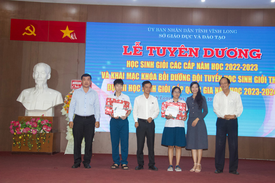 Các em học sinh được tuyên dương. Các em học sinh được tuyên dương.