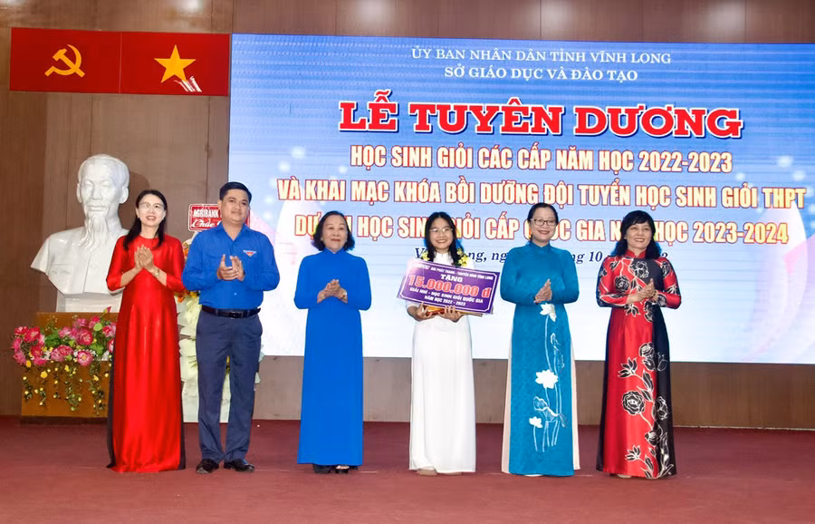 Em Nguyễn Ngô Minh Thư giải Nhì quốc gia môn Địa lý- giải cao nhất của tỉnh Vĩnh Long. Hiện Thư là sinh viên Trường ĐH Y dược Cần Thơ.