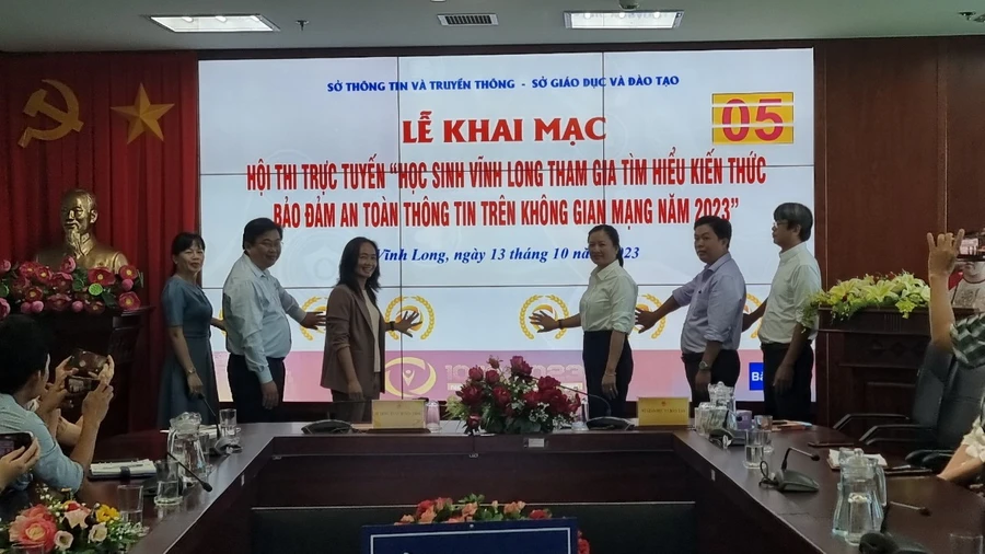 Lãnh đạo Sở TTTT và Sở GD&ĐT Vĩnh Long bấm nút khai mạc hội thi