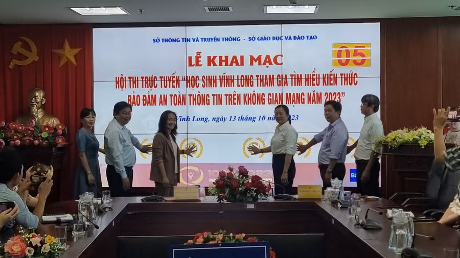Lãnh đạo Sở TTTT và Sở GD&ĐT Vĩnh Long bấm nút khai mạc hội thi